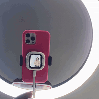 Mini Vlog Screen instalada en un celular grabando con la cámara trasera